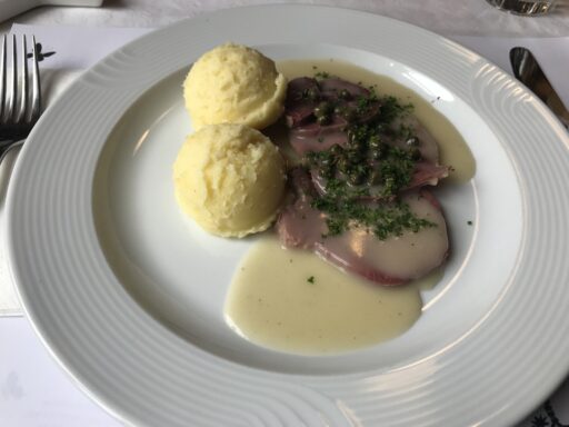 Die gute Rindszunge an Kapernsauce mit frischem Kartoffelstock
