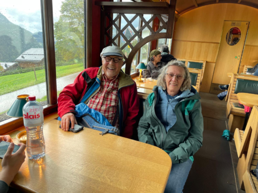 Vreni Schori und WanderFritz im historischen Wagen der BOB Foto: Vreni Ernst