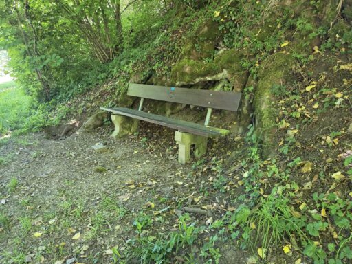 Unterwegs gibt es viele Ruhebänke